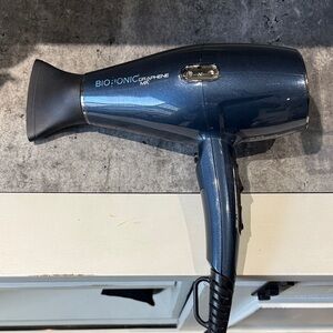 Bio Ionic Graphene MX Hair Dryer in Blue used maybe a dozen times.